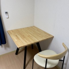 机と椅子