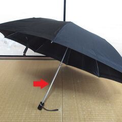 雨傘　折りたたみ　黒・持ち手丸型　使用品の画像