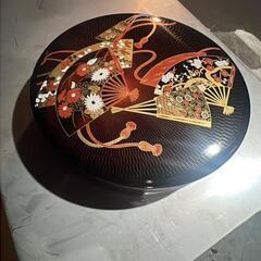 扇子と花模様の漆器重箱 和風デザイン 丸型重箱