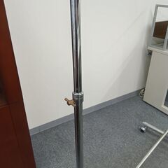 0円！★破棄期限近づき・大幅値下げ★【ハンガーラック】キャスター付き 大型 幅1100mm 高さ1550mm 収納 衣類ラック 洋服掛け 移動便利 シンプルデザイン オフィス 家庭用 無料 引き取り希望 品川 東五反田の画像