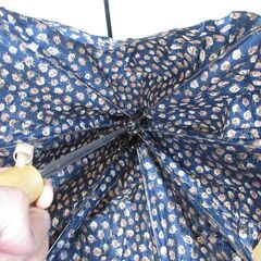 雨傘　折りたたみ　青・ばら柄　使用品の画像