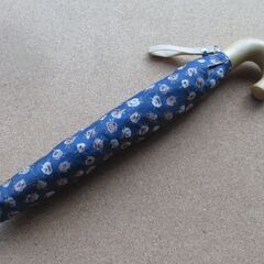 雨傘　折りたたみ　青・ばら柄　使用品の画像