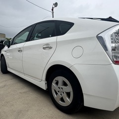 トヨタ プリウス 人気スーパーホワイト 車検9年2月 レザー調シート バックカメラ Bluetoothの画像