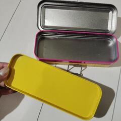 ピンクと黄色の缶ペンケースの画像