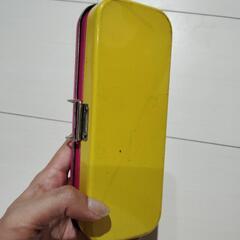 ピンクと黄色の缶ペンケースの画像