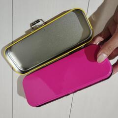ピンクと黄色の缶ペンケースの画像
