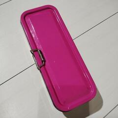 ピンクと黄色の缶ペンケース