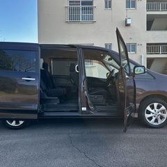 8人乗り☆月々1.1万円〜分割払い可❗️車検2年付き！大人気☆日産 セレナ ハイウェイスター☆8人乗り☆Bluetooth対応ナビ☆走行中DVD見れます☆便利なバックカメラ☆ドラレコ付きのフル装備☆両側電動スライドドア☆クルーズコントロール搭載☆ウィンカーミラー☆フル装備☆事故修復歴無し☆車内広々三列シート‼️の画像