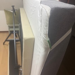 ダブルベッドとマットの画像