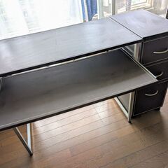 ニトリ　デスク　パソコンデスク　作業台　スタイリッシュ　可動式引き出し付き　5月4日受付最終！の画像