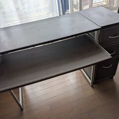 ニトリ　デスク　パソコンデスク　作業台　スタイリッシュ　可動式引き出し付き　5月4日受付最終！の画像
