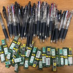 大量の筆記用具（新品）