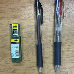 大量の筆記用具（新品）の画像