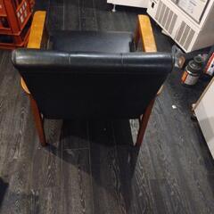 肘掛け革張りチェアの画像