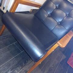 肘掛け革張りチェアの画像