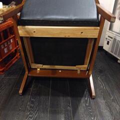 肘掛け革張りチェアの画像