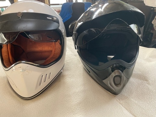 バイク　ヘルメット白