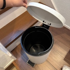 【東京都大田区】蓋付きゴミ箱 ダストボックス ペダル式 円筒型 ニトリ 白 ホワイトの画像