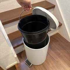 【東京都大田区】蓋付きゴミ箱 ダストボックス ペダル式 円筒型 ニトリ 白 ホワイトの画像
