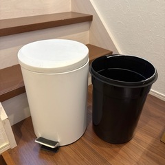 【東京都大田区】蓋付きゴミ箱 ダストボックス ペダル式 円筒型 ニトリ 白 ホワイトの画像