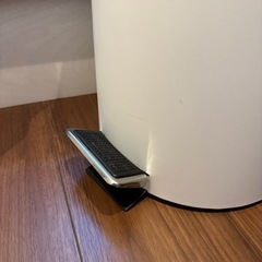 【東京都大田区】蓋付きゴミ箱 ダストボックス ペダル式 円筒型 ニトリ 白 ホワイトの画像