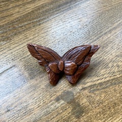 木彫りブローチの画像