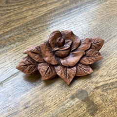 木彫りブローチの画像