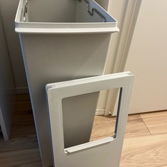 ゴミ箱(フタ付き)の画像