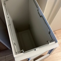 ゴミ箱(フタ付き)の画像