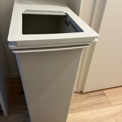 ゴミ箱(フタ付き)の画像