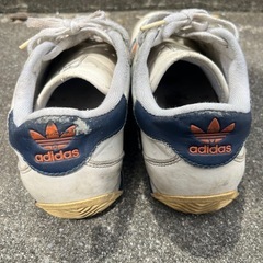 adidasスニーカーの画像