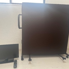 小型TVと折りたたみベッド