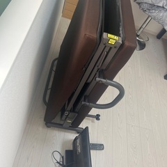 小型TVと折りたたみベッドの画像