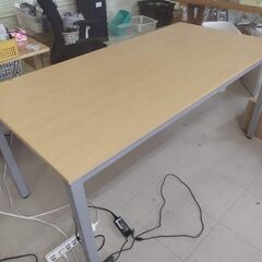 引っ越しに伴いテーブル処分します。