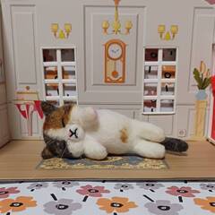 おねんね三毛猫 大き目　寝具付き　羊毛フェルトの画像