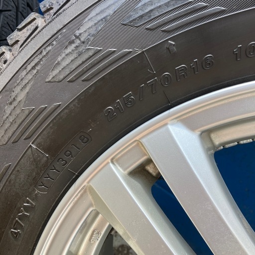スタッドレスタイヤ　215/70R16