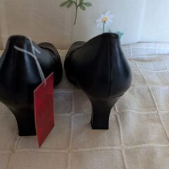 未使用　ELLE 22cm牛革黒パンプスの画像
