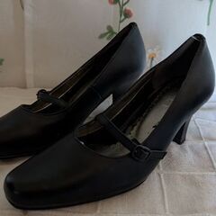 未使用　ELLE 22cm牛革黒パンプス