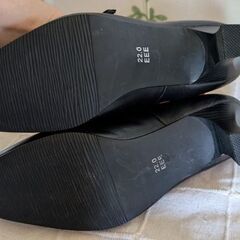 未使用　ELLE 22cm牛革黒パンプスの画像