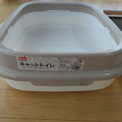 猫の爪とぎセット2ケースとトイレの画像