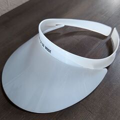 ★コムサデモードのサンバイザー★フリーサイズ　プラスチック製