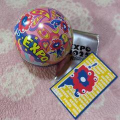 万博の容器とカード２枚