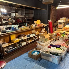 倉庫から 食器　茶碗 生地　ミシン などたくさん有り　　フリーマ...