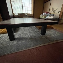 赤の漆塗り座卓の画像
