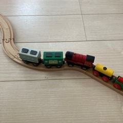 木の線路と列車の画像