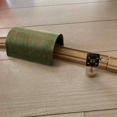 木の線路と列車の画像