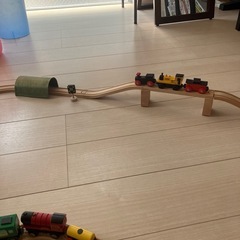 木の線路と列車の画像