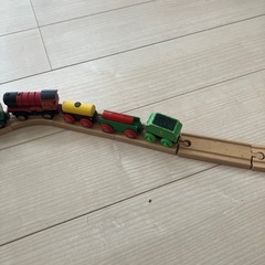木の線路と列車の画像