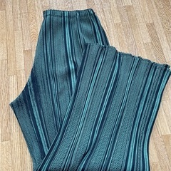 PLEATS PLEASE プリーツパンツの画像