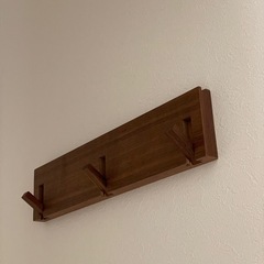 壁に付けられる家具３連ハンガーの画像